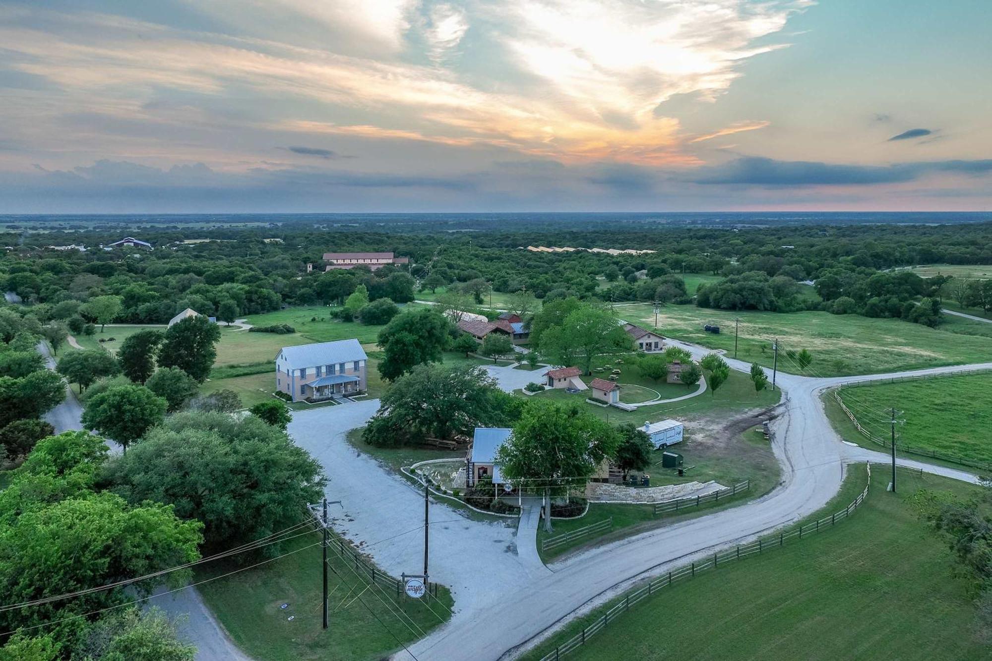 Container Home With Rooftop Views And Pickleball-Pecan Grove Bellmead Eksteriør billede